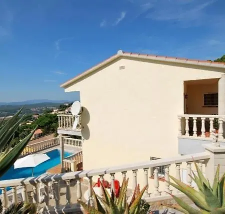 Sleeps 8 Pool Vila